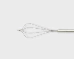 Відкритий ендоскопічний кошик-пастка з чотирьох дротів, які формують кутову конструкцію. Зображення ілюструє складаний кутовий кошик для захоплення, діаметр 2.4 мм